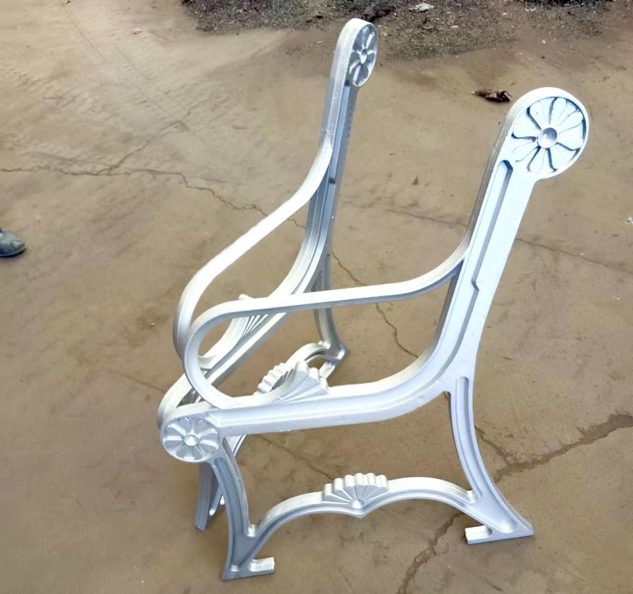 Cast aluminium bench end